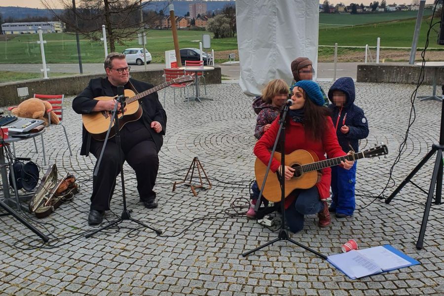 Konzert vor einem Altersheim