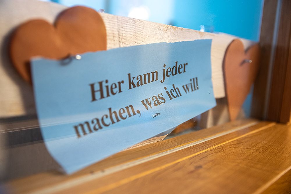 Foto eines Zettels, auf dem steht «Hier kann jeder machen, was ich will – Grafitto»
